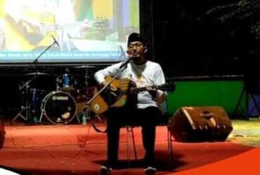 Bupati Sumenep Fauzi saat bawakan lagu baru di Festival Musik Anak Muda Milenial.