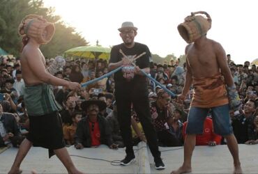 Bupati Sumenep di sela-sela Festival Ojung 2024, di Pantai Badur Desa Badur Kecamatan Batuputih, Sabtu (8/6/2024).
