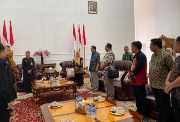 Sekda Bojonegoro Nurul Azizah dan Sejumlah Pejabat Pemkab Menyambut Tim Penilai Lapangan BUM Desa 2024.