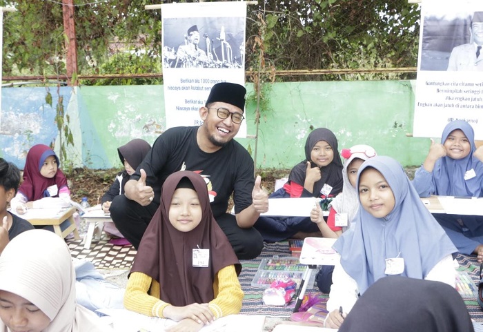 Lomba Mewarnai Sketsa Bung Karno, di Kolam Renang Aloska Kecamatan Kalianget, Minggu (09/06/2024).