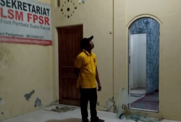 Kena Teror: Kaca depan kantor LSM FSPR Gresik dipecah orang tidak dikenal.