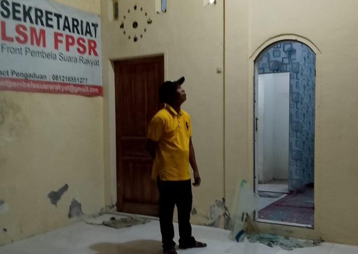 Kena Teror: Kaca depan kantor LSM FSPR Gresik dipecah orang tidak dikenal.