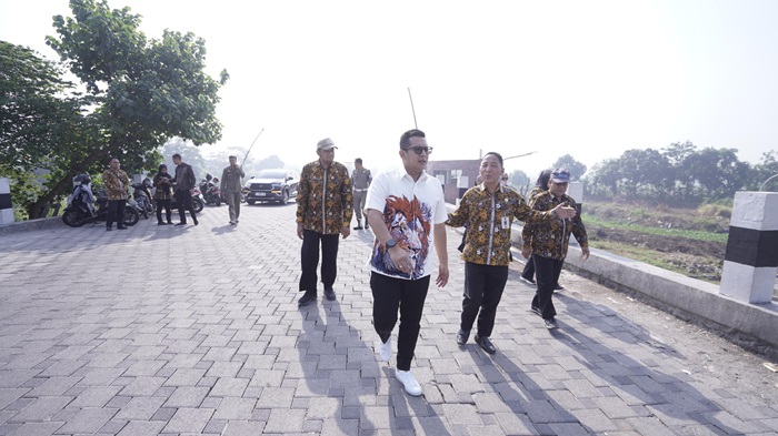 Mas Pj saat meninjau jalan Balongcangkring - Rejoto.(dokumen Kominfo)