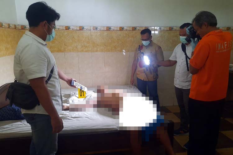 Petugas kepolisian melakukan olah TKP di kamar hotel tempat penemuan mayat (blok-a.com/Syahrul Wijaya)