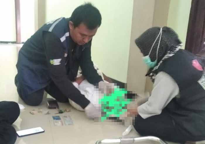 Korban meninggal di dalam masjid usai salat Jumat.(Blok-a.com/Syahrul Wijaya)
