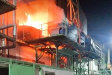 Kebakaran mesin produksi Pabrik Mie Sedaap di Gresik.