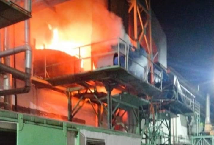 Kebakaran mesin produksi Pabrik Mie Sedaap di Gresik.