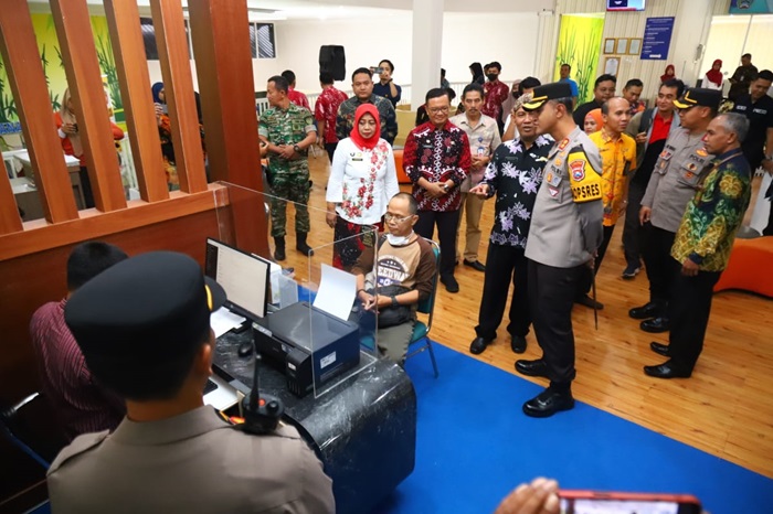 Kapolres Magetan saat mendampingi PJ Bupati Magetan Hergunadi meninjau pelayanan yang berada di MPP