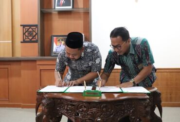 Bupati Gresik, Fandi Akhmad Yani dan Ketua Pengadilan Agama Gresik, Ahmad Zainal Fanani menandatangani kesepahaman.