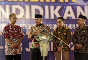 Kadispendik dan jajaran institusi pendidikan Kota Pasuruan dalam pembukaan Pameran Pendidikan, Minggu (2/6/2024).