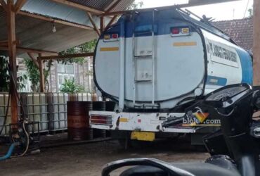 Situasi di pangkalan solar ilegal, tampak salah satu truk tangki dan sepeda motor yang biasa digunakan dalam operasionalnya (Rachel Silvia/blok-a.com)