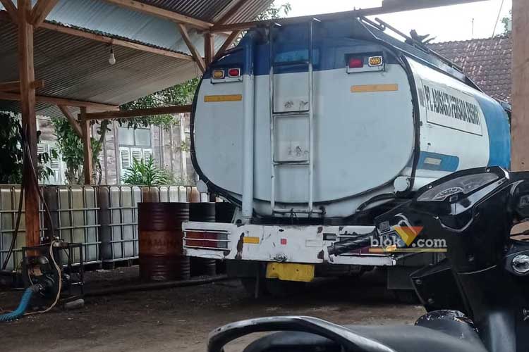 Situasi di pangkalan solar ilegal, tampak salah satu truk tangki dan sepeda motor yang biasa digunakan dalam operasionalnya (Rachel Silvia/blok-a.com)