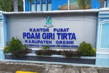 Kantor Pusat PDAM Giri Tirta di Jl. Raya Permata Perum Graha Bunder Asri No.07, Kembangan, Suci, Kec. Gresik, Kabupaten Gresik.