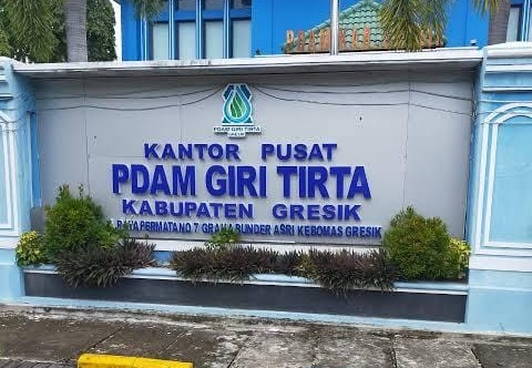 Kantor Pusat PDAM Giri Tirta di Jl. Raya Permata Perum Graha Bunder Asri No.07, Kembangan, Suci, Kec. Gresik, Kabupaten Gresik.