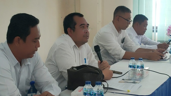 Direktur Umum Perumda Giri Tirta Gresik Ahmad Rusdilfahmi dalam Sosialisasi Penyesuaian Tarif Niaga dan Industri Kecil di Kantor Cabang Perumda Giri Tirta Gresik, Rabu (5/6/2024).