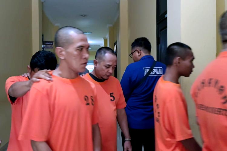 Pelaku saat di Mapolres Mojokerto (blok-a.com/Syahrul Wijaya)