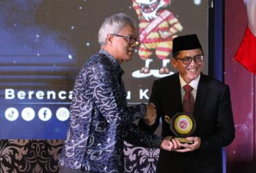 Pj Bupati Bojonegoro Adriyanto menerima penghargaan dari BKKBN atas capaian penurunan angka stunting.