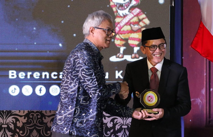 Pj Bupati Bojonegoro Adriyanto menerima penghargaan dari BKKBN atas capaian penurunan angka stunting.