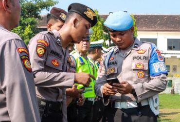 Pemeriksaan aplikasi judi online di ponsel milik anggota polres jombang (Dokumen Polres Jombang)
