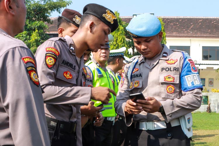 Pemeriksaan aplikasi judi online di ponsel milik anggota polres jombang (Dokumen Polres Jombang)