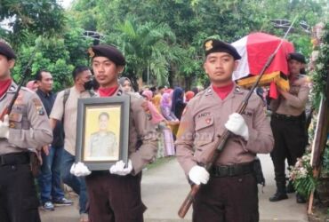 Korban saat tiba di rumah duka, dusun Sambong, desa sumberjo, plandaan, Jombang.(blok-a.com/Syahrul Wijaya)