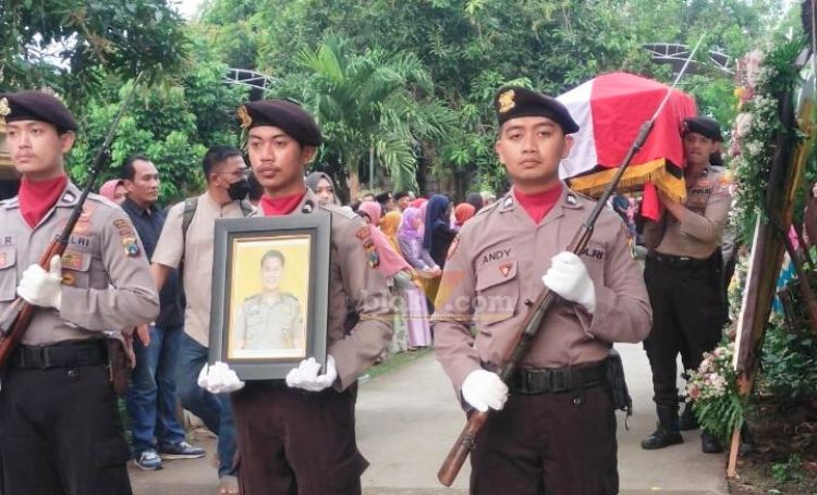 Korban saat tiba di rumah duka, dusun Sambong, desa sumberjo, plandaan, Jombang.(blok-a.com/Syahrul Wijaya)