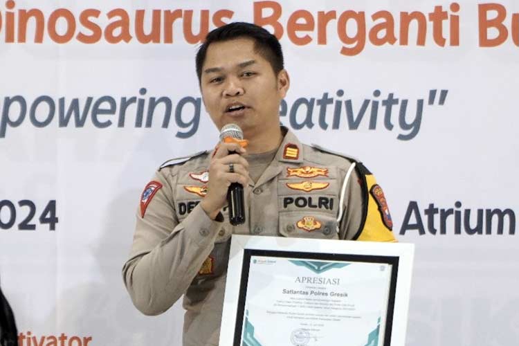 AKP Derie Fradesca Kasat Lantas Polres Gresik menerima penghargaan Networking dari Mugeb School di Atrium Gress Mall Lantai 2 GKB Gresik.