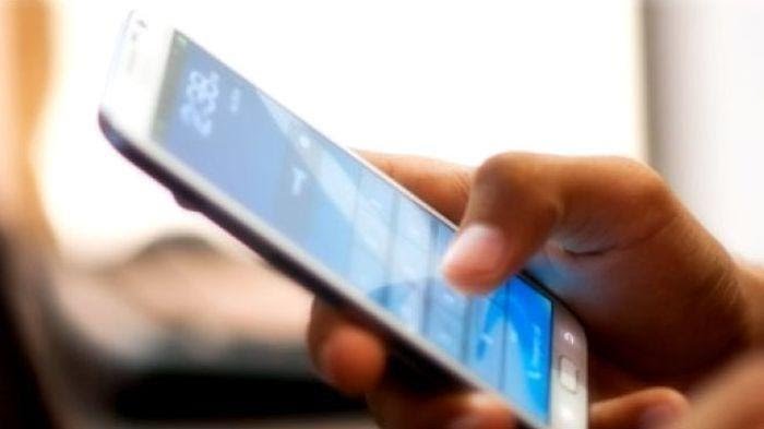 Ilustrasi ponsel nasabah