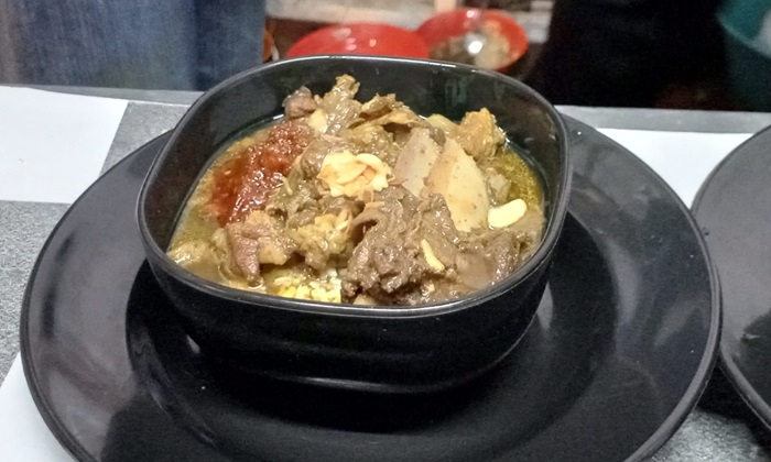 Rawon Iga ala Kafe Lawang Limo, rekomendasi kuliner di Kota Santri.(blok-a.com/ivan)