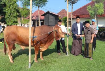 Kapolres Jombang AKBP Eko Bagus Riadi menyerahkan hewan kurban secara simbolis kepada masyarakat sekitar.(Dokumen Polres Jombang)