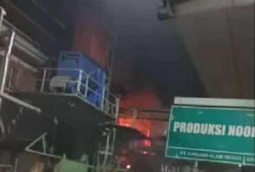 Api melahap salah satu bangunan di pabrik Mie Sedaap Gresik. (blok-a.com/ivan)