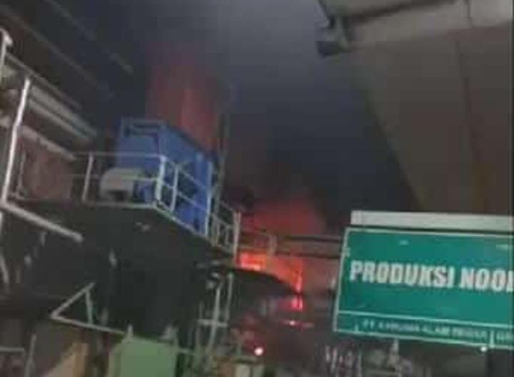 Api melahap salah satu bangunan di pabrik Mie Sedaap Gresik. (blok-a.com/ivan)