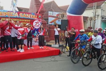 Kapolres Mojokerto kota melepas peserta sepeda santai dalam rangka HUT Bhayangkara ke-78.(Blok-a.com/Syahrul Wijaya)