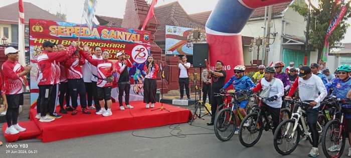 Kapolres Mojokerto kota melepas peserta sepeda santai dalam rangka HUT Bhayangkara ke-78.(Blok-a.com/Syahrul Wijaya)