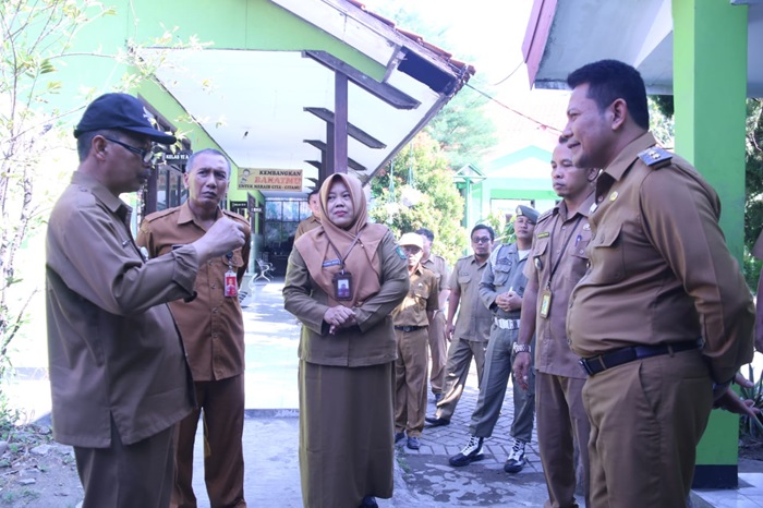 Bupati Sidoarjo Subandi, lakukan sidak gedung sekolah rusak di SDN Lajuk dan Gedang I, Kecamatan Porong.