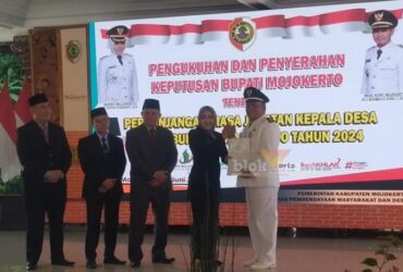 Penyerahan SK perpanjangan masa jabatan kepala desa di pendopo kabupaten Mojokerto, Selasa (25/6/2024).(Blok-a.com/Syahrul Wijaya)