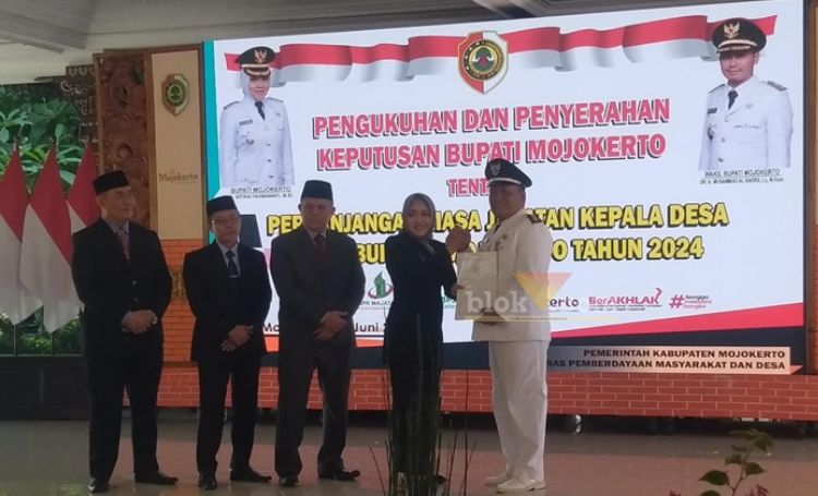Penyerahan SK perpanjangan masa jabatan kepala desa di pendopo kabupaten Mojokerto, Selasa (25/6/2024).(Blok-a.com/Syahrul Wijaya)
