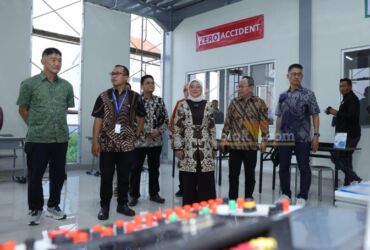 Menaker dan rombongan saat meninjau ruang kelas SMK Asy-Syarif Mitra Industri.(Blok-a.com/Syahrul Wijaya)