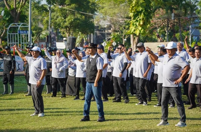 Gus Ipul bersama sejumlah kepala OPD dan Kadis LH Kota Pasuruan jelang aksi penanaman bibit pohon.