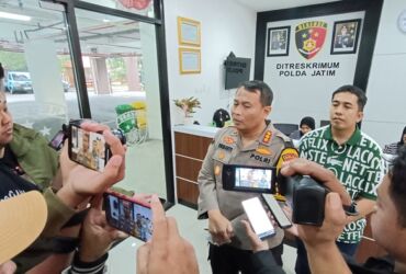 Kabidhumas Polda Jatim saat memberikan keterangan kepada wartawan.