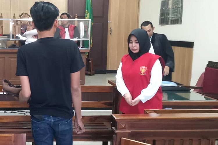 Terdakwa Bellinda Anastasha Putri disidang di Pengadilan Negeri Gresik (blok-a.com/ivan)