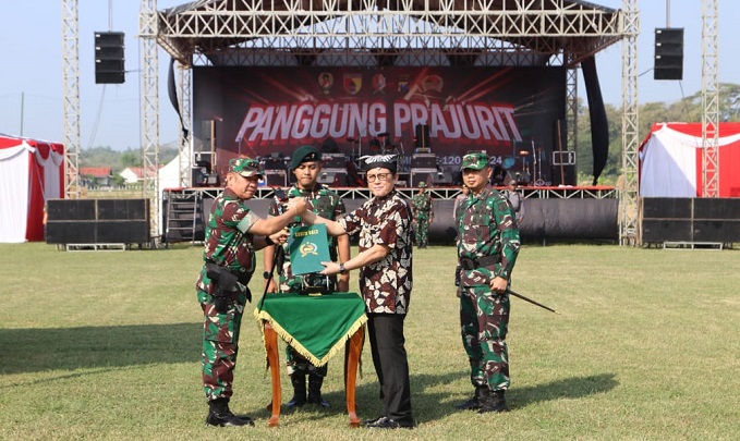 Pj Bupati Adriyanto menghadiri penutupan TMMD ke-120 2024.
