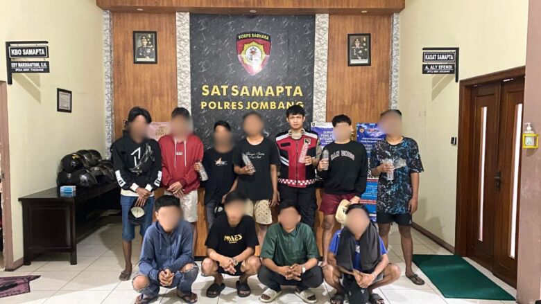 teks: Polisi lakukan operasi di sejumlah angkringan di wilayah Kota Jombang.(dokumen Polres Jombang)