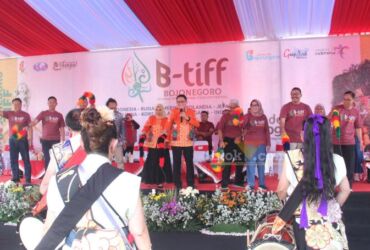 Pembukaan B-TIFF 2024 yang disearakkan dengan parade 8 negara, Sabtu (20/7/2024).