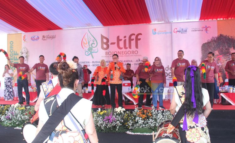 Pembukaan B-TIFF 2024 yang disearakkan dengan parade 8 negara, Sabtu (20/7/2024).
