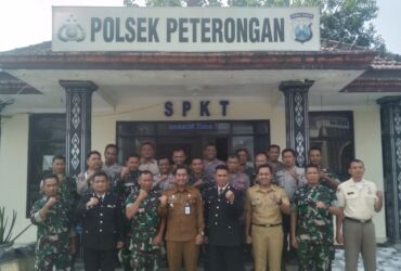 Foto bersama Kapolsek, Danramil, Camat bersama anggotanya.(Blok-a.com/Syahrul Wijaya)