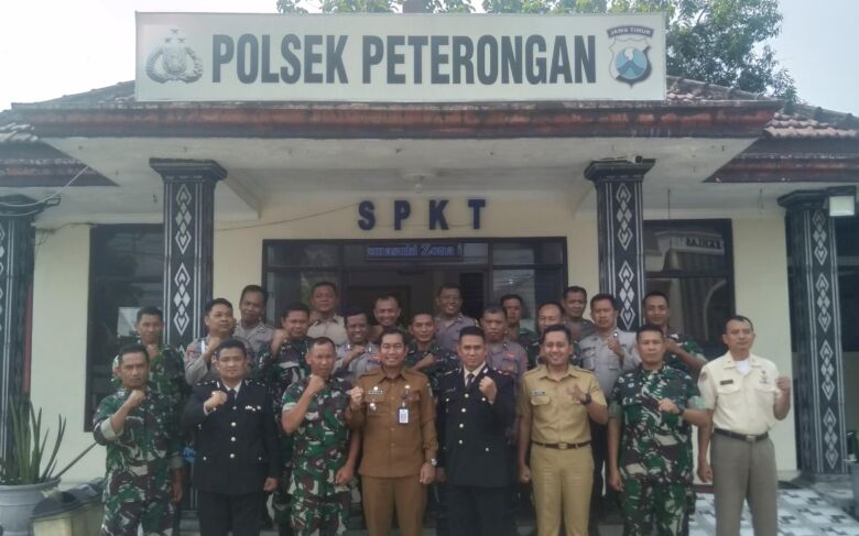 Foto bersama Kapolsek, Danramil, Camat bersama anggotanya.(Blok-a.com/Syahrul Wijaya)