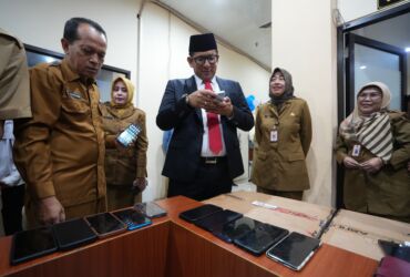 Mas Pj memeriksa ponsel milik ASN di kantor dinas Kominfo dan DPMPTSP.(dokumen Kominfo)