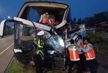 Kondisi Bus Harapan Jaya usai menabrak truk Mitsubishi di tol Jomo.(Dokumen Ditlantas Polda Jatim)