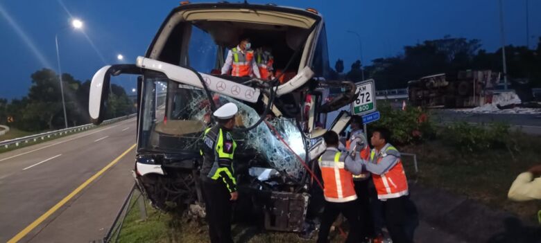 Kondisi Bus Harapan Jaya usai menabrak truk Mitsubishi di tol Jomo.(Dokumen Ditlantas Polda Jatim)